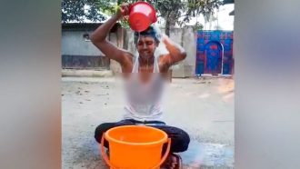 স্ত্রীর সঙ্গে বিচ্ছেদে দুধ দিয়ে গোসল যুবকের