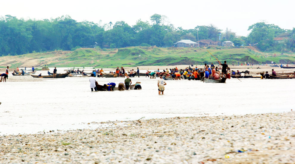 পাথর লুটেরাদের দৃষ্টি এখন সাদাপাথর!