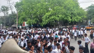 ৬ দফা দাবিতে পলিটেকনিকের শিক্ষার্থীদের সাতরাস্তা মোড় অবরোধ