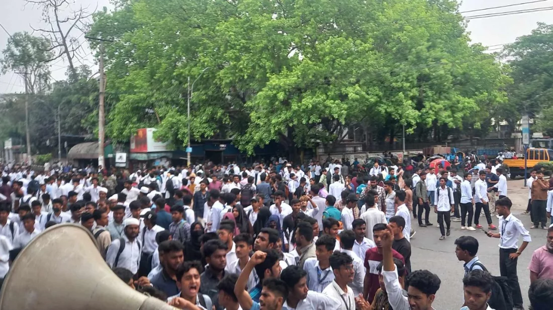 ৬ দফা দাবিতে পলিটেকনিকের শিক্ষার্থীদের সাতরাস্তা মোড় অবরোধ