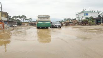সিলেটে রাস্তার দু-পাশে ব্যবসা প্রতিষ্ঠান, জলাবদ্ধতায় ভোগান্তি