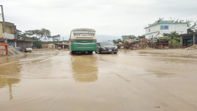 সিলেটে রাস্তার দু-পাশে ব্যবসা প্রতিষ্ঠান, জলাবদ্ধতায় ভোগান্তি