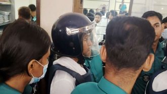 কাঠগড়ায় দাঁড়িয়ে খোশগল্পে মগ্ন দীপু মনি