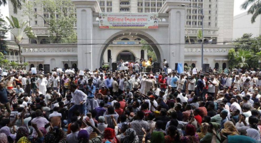 দুই উপদেষ্টার পদত্যাগ ছাড়া রাজপথ না ছাড়ার ঘোষণা