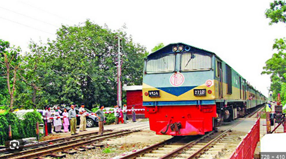 সিলেটের ফেঞ্চুগঞ্জ ফোনে ব্যস্ত যুবক, অতঃপর ধাক্কা ট্রেনের