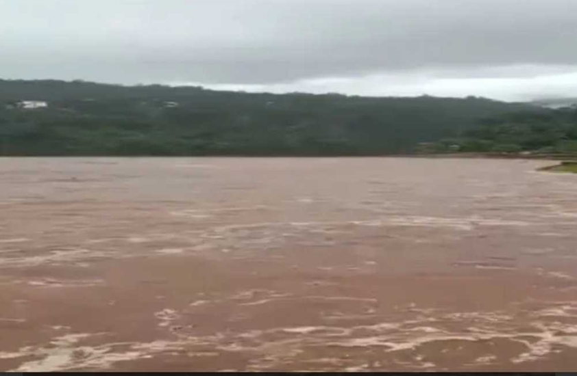 জাফলংয়ে হঠাৎ পাহাড়ি ঢল : তলিয়ে গেছে বেশ কয়েকটি এলাকা