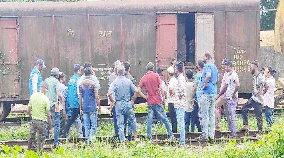 সিলেট রেলওয়ে স্টেশনে দু’দকের হানা