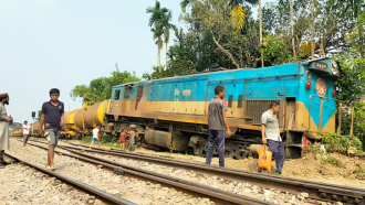 শ্রীমঙ্গলে লাইনচ্যুত ট্রেন : অল্পের জন্য রক্ষা পেলো ঘরবাড়ি