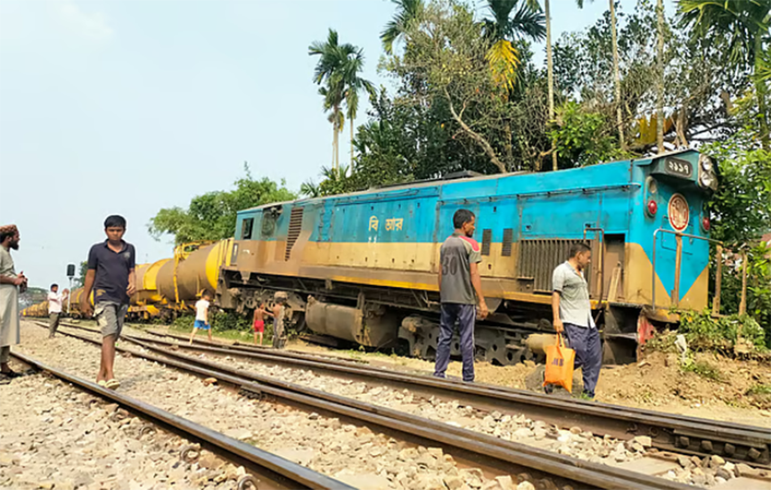 শ্রীমঙ্গলে লাইনচ্যুত ট্রেন : অল্পের জন্য রক্ষা পেলো ঘরবাড়ি