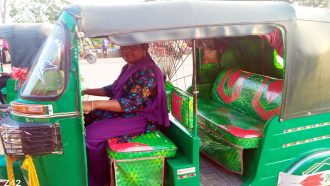 শান্তিগঞ্জে তৃতীয় লিঙ্গের অটোরিকশা চালক পায়েল!