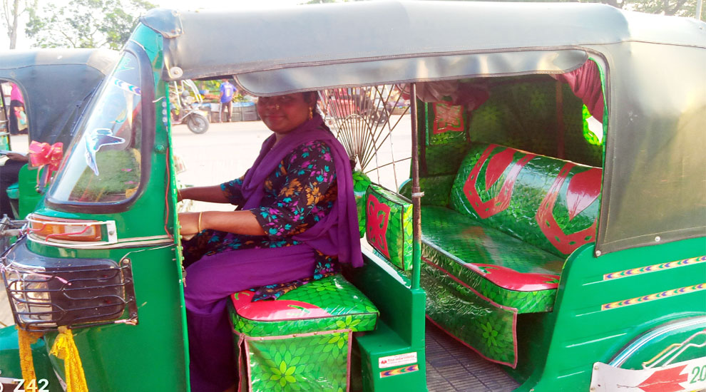 শান্তিগঞ্জে তৃতীয় লিঙ্গের অটোরিকশা চালক পায়েল!