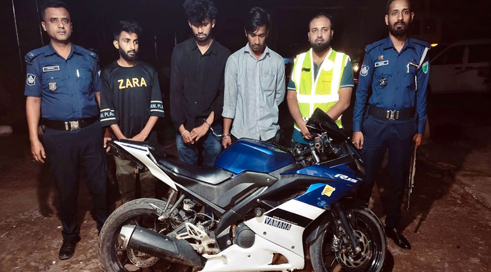 সিলেটে মোটরসাইকেলসহ ৩ যুবককে ধরল পুলিশ