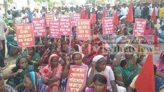 সিলেট-বিমানবন্দর সড়ক অবরোধ করেছেন চা শ্রমিকরা