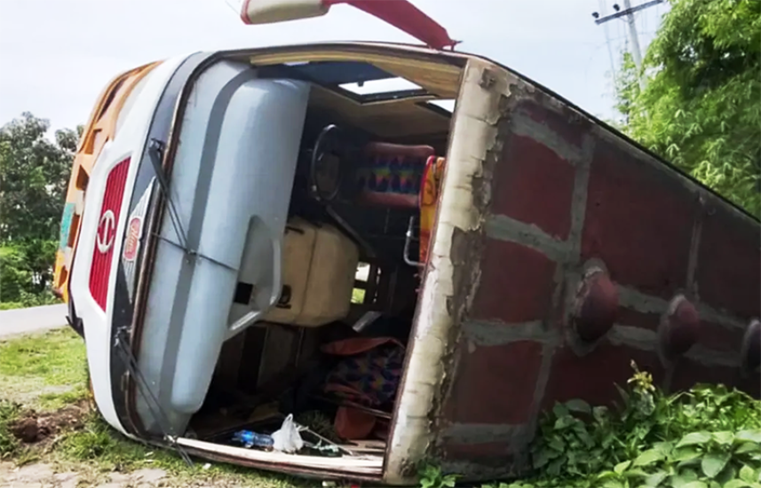 হবিগঞ্জে বাস খাদে পড়ে ২০ যাত্রী আহত