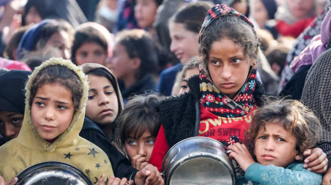 খাবার নেই, ওষুধ নেই, শুধু অপেক্ষা মৃত্যু আর ক্ষুধার: গাজার এক বাবার আর্তনাদ