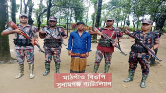 সুনামগঞ্জ সীমান্তে চোরা চালানের টাকা দিতে গিয়ে ধরা যুবক