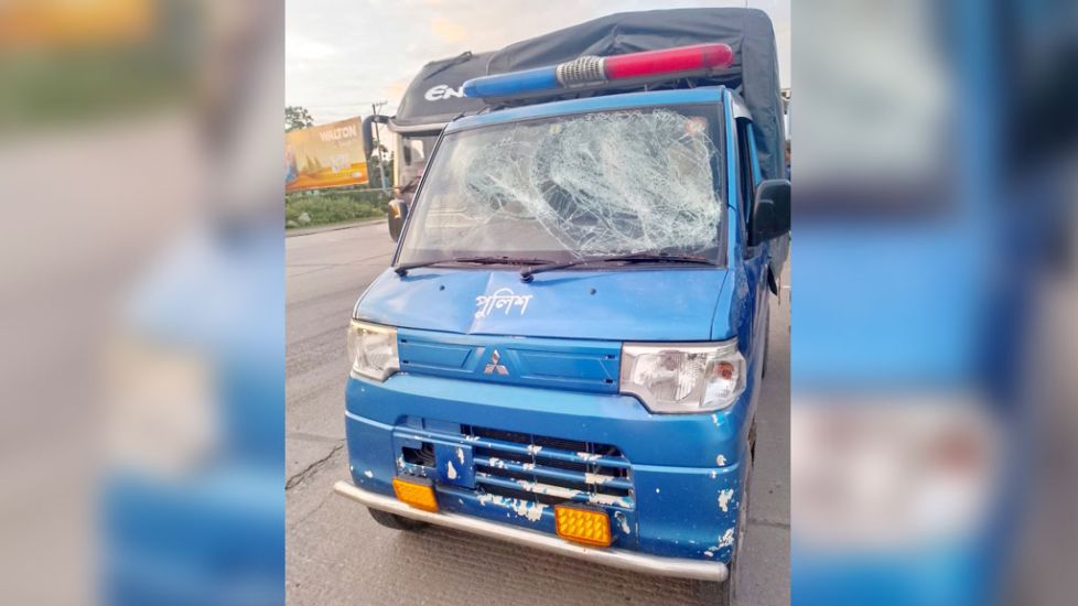 ‘ডাকাত’ ঘোষণা দিয়ে পুলিশের উপর হামলা, আহত ৩ : ছিনিয়ে নিলো আসামি