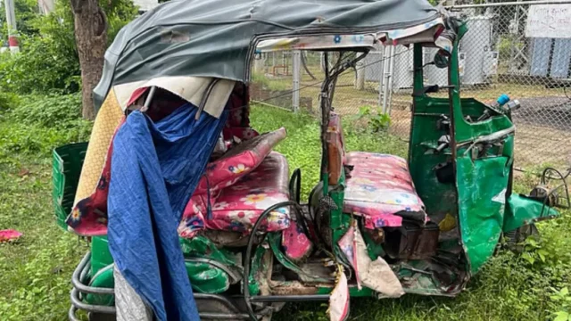 বাসের ধাক্কায় মা-ছেলেসহ অটোরিকশার তিন যাত্রী নিহত