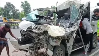 টাঙ্গাইলের মহাসড়কে ঝরলো বাবা ও দুই ছেলের প্রাণ