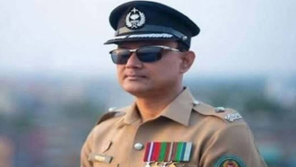 আদালতে সাবেক ওসির আত্মসমর্পন : ডিম-আম ছুড়লেন বিএনপি নেতারা