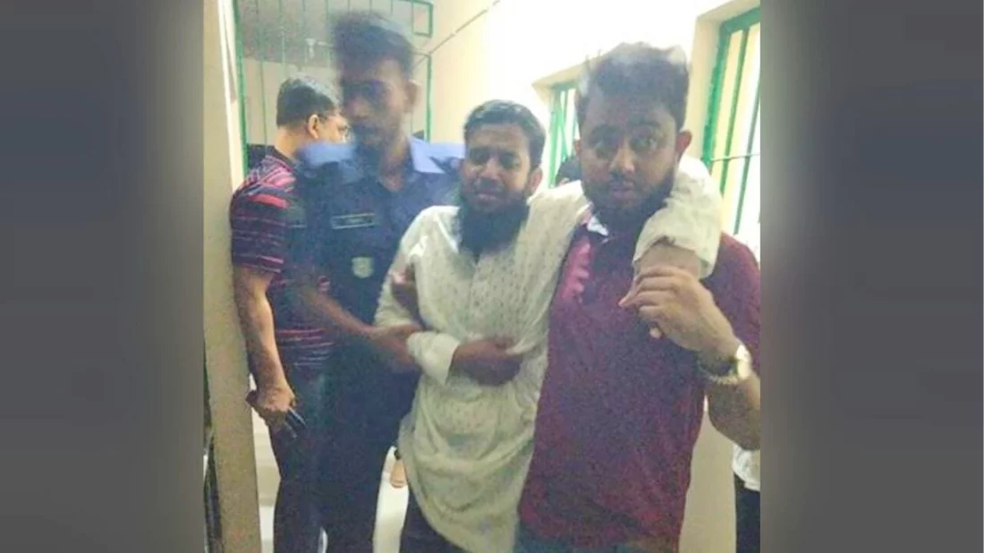 ছাত্রীকে শ্লীলতাহানির অভিযোগ, মাদরাসা শিক্ষককে গণধোলাই দিয়ে পুলিশে সোপর্দ