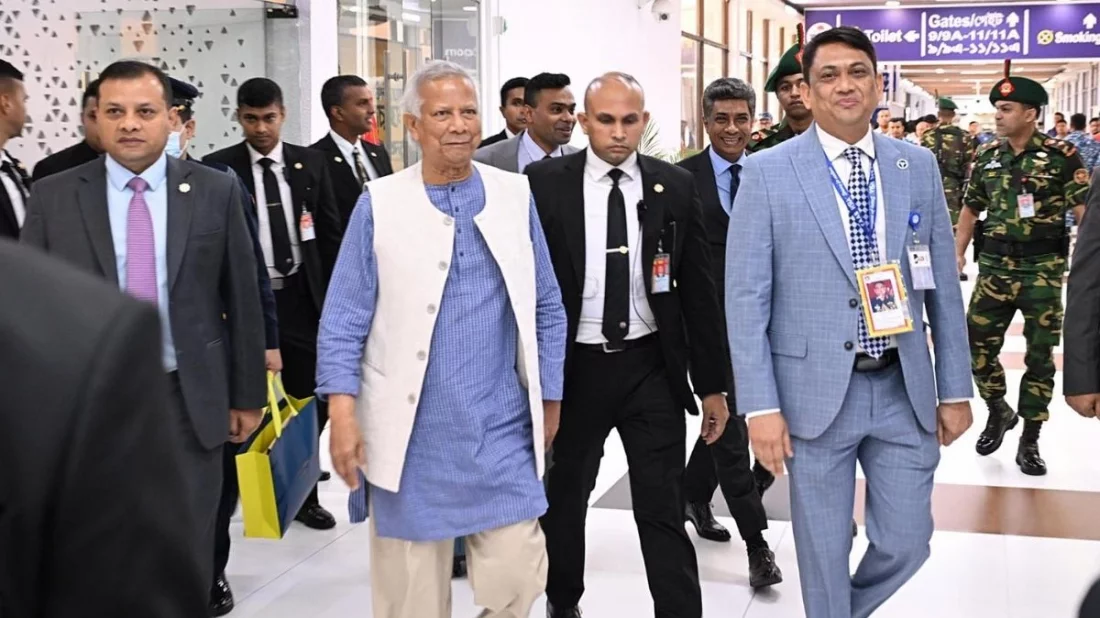 যুক্তরাজ্য সফর শেষে দেশে ফিরলেন প্রধান উপদেষ্টা