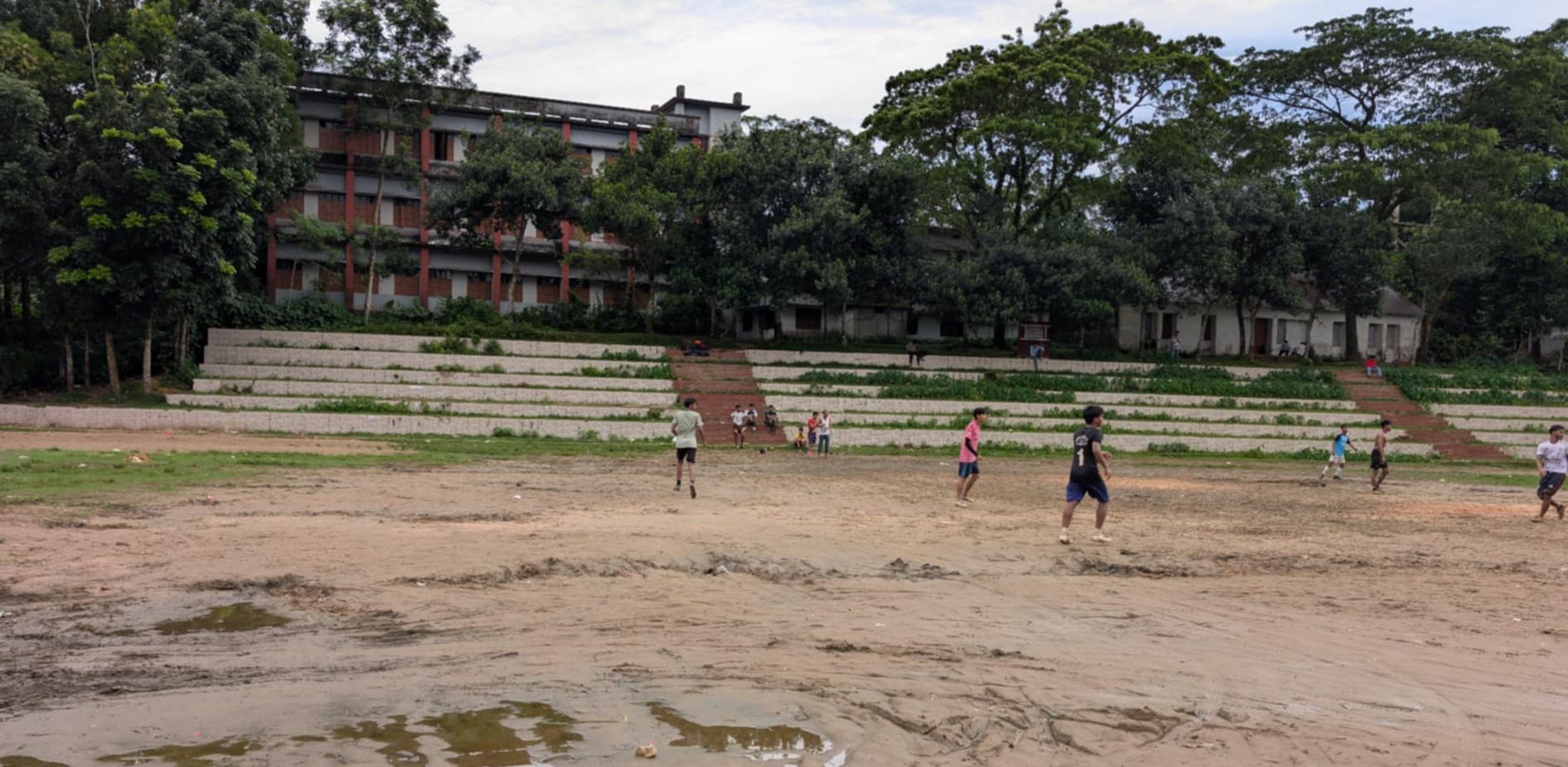 বিয়ানীবাজারে পিএইচজি হাইস্কুলের গ্যালারী ও গলিপথে যা হচ্ছে