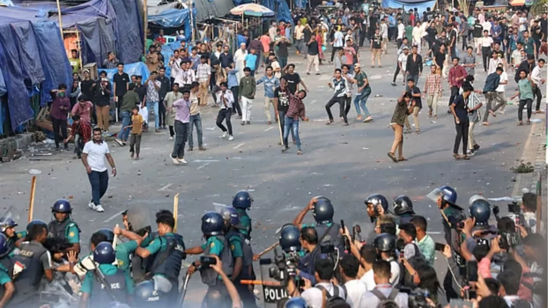 সচিবালয়ে লাঠিপেটার পর জিপিও মোড়ে পুলিশ–শিক্ষার্থী সংঘর্ষ