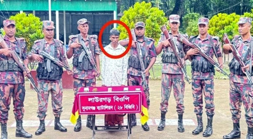 ভারতীয় রুপি নিয়ে আসতে ধরা খেলেন কামাল