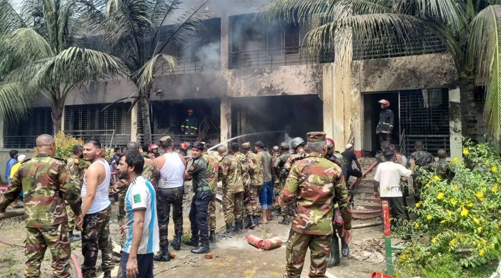 উত্তরায় প্রশিক্ষণ বিমান বিধ্বস্ত : নারী-শিশুসহ দগ্ধ ২৬, নিহত ১