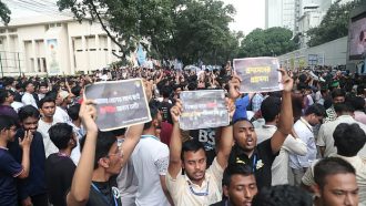 শিক্ষা উপদেষ্টা ও সচিবের পদত্যাগ দাবিতে সচিবালয়ের সামনে শিক্ষার্থীদের বিক্ষোভ