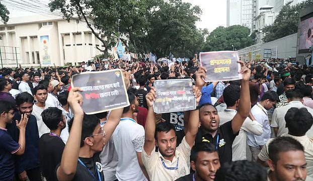 শিক্ষা উপদেষ্টা ও সচিবের পদত্যাগ দাবিতে সচিবালয়ের সামনে শিক্ষার্থীদের বিক্ষোভ