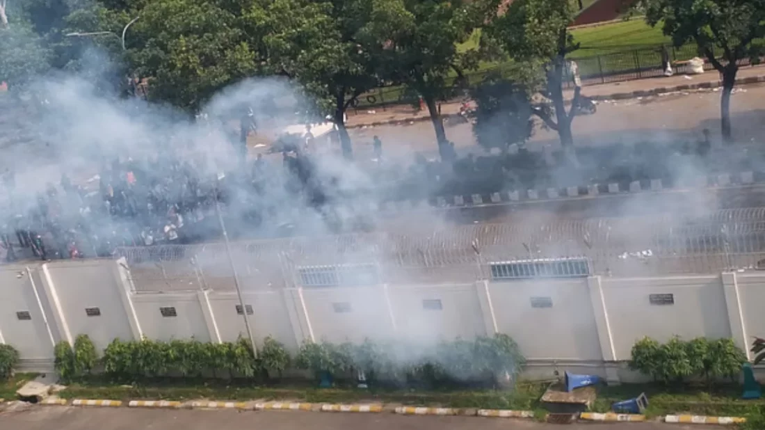 সচিবালয়ের সামনে শিক্ষার্থীদের সঙ্গে আইনশৃঙ্খলা বাহিনীর পাল্টাপাল্টি ধাওয়া, সাউন্ড গ্রেনেড নিক্ষেপ