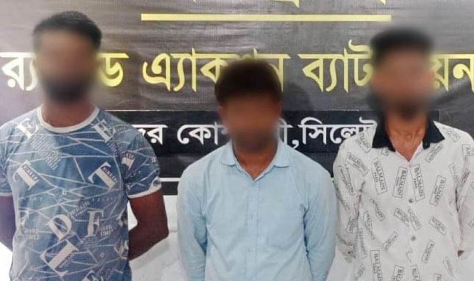 সিলেটে সুন্দরবন কুরিয়ারে গিয়ে আটক ৩ : আন্ডারগার্মেন্টসের নিচে মাদক
