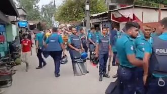 কাস্টগড়ে মাদকের আস্তানায় হানা : আটক ২৫