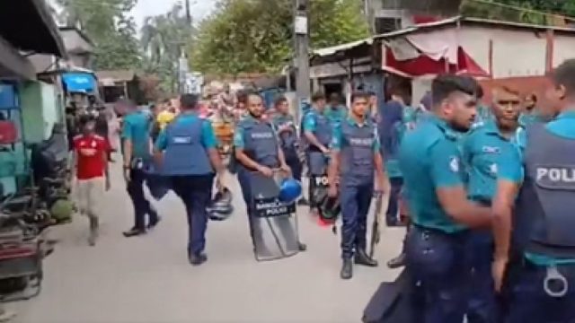 কাস্টগড়ে মাদকের আস্তানায় হানা : আটক ২৫