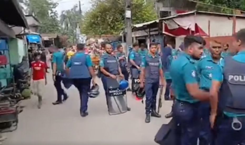 কাস্টগড়ে মাদকের আস্তানায় হানা : আটক ২৫