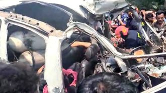 নাটোরে ট্রাকের সঙ্গে সংঘর্ষে মাইক্রোবাসের চালকসহ ৬ জন নিহত