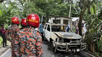 গোপালগঞ্জে পুলিশের গাড়িতে আগুন, হামলা-ভাঙচুর