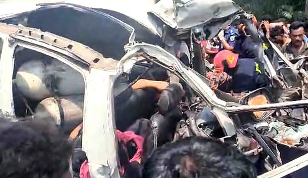 নাটোরে ট্রাকের সঙ্গে সংঘর্ষে মাইক্রোবাসের চালকসহ ৬ জন নিহত