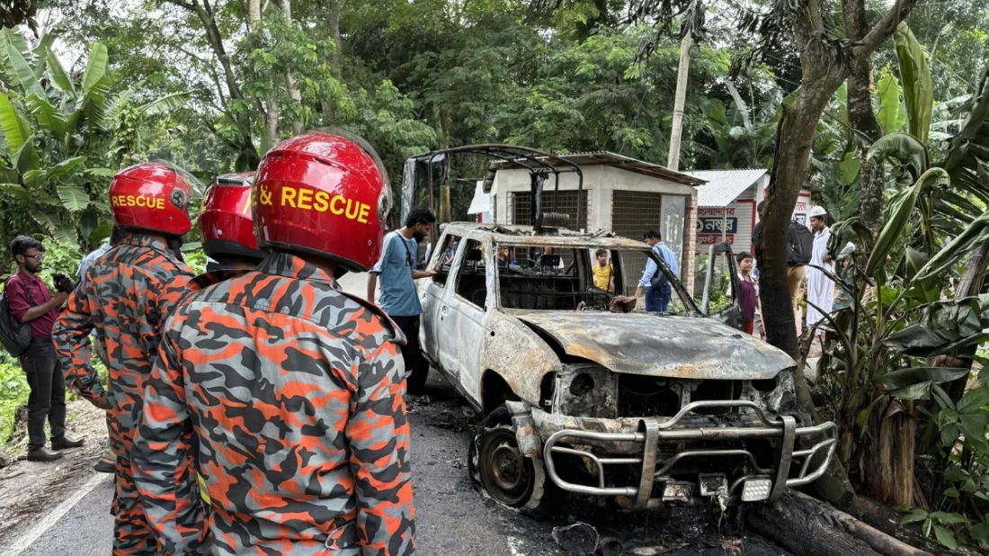 গোপালগঞ্জে পুলিশের গাড়িতে আগুন, হামলা-ভাঙচুর
