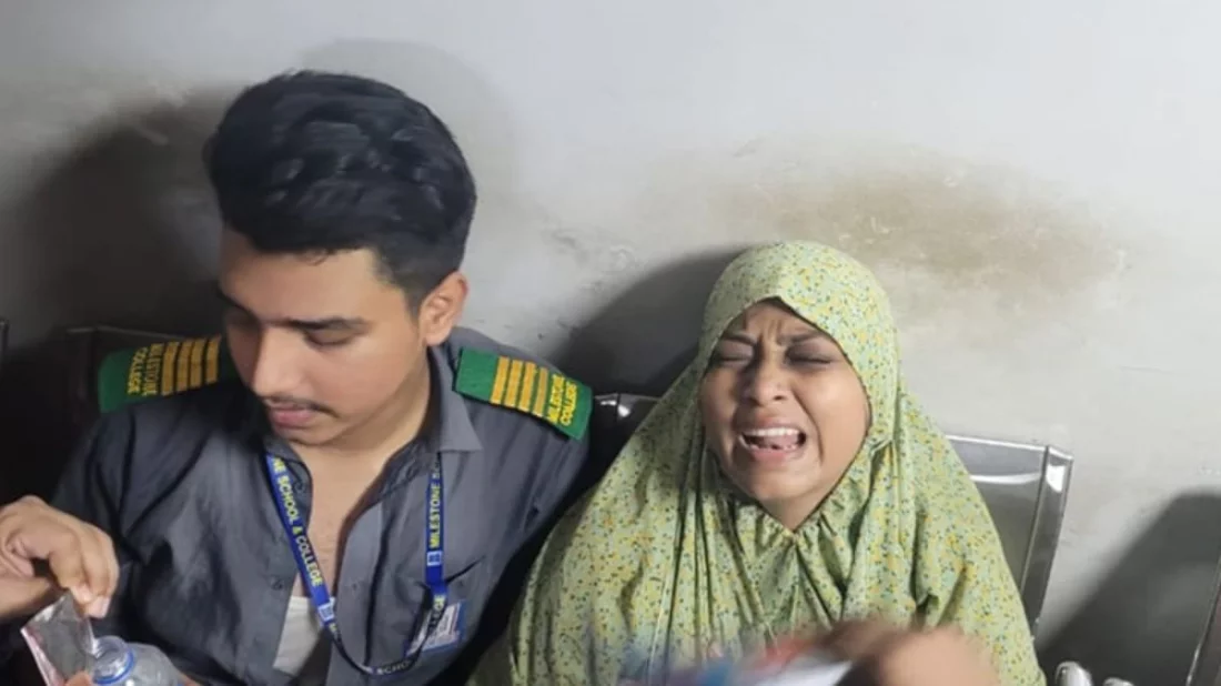 ‘আমার মেয়ের সব পুড়ে গেছে, তার কষ্ট সহ্য করতে পারছি না’