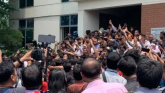 উত্তরায় পুলিশ-শিক্ষার্থীরা মুখোমুখি, ২ ঘণ্টা ধরে অবরুদ্ধ দুই উপদেষ্টা-প্রেস সচিব