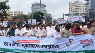 শেখ হাসিনাকে ফেরত দেওয়ার দাবিতে বাড্ডায় সড়ক অবরোধ