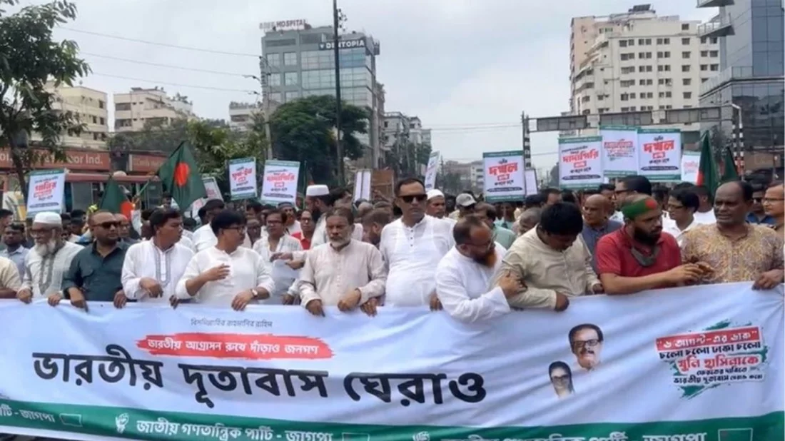 শেখ হাসিনাকে ফেরত দেওয়ার দাবিতে বাড্ডায় সড়ক অবরোধ