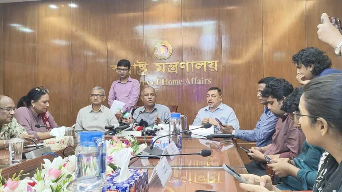 নির্বাচনের আগে এসপি-ওসিদের বদলি-পদায়ন হবে প্রকাশ্য লটারিতে: স্বরাষ্ট্র উপদেষ্টা