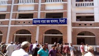 সিলেটে আদালত চত্বরে নারীর কাণ্ড, রক্তাক্ত ২