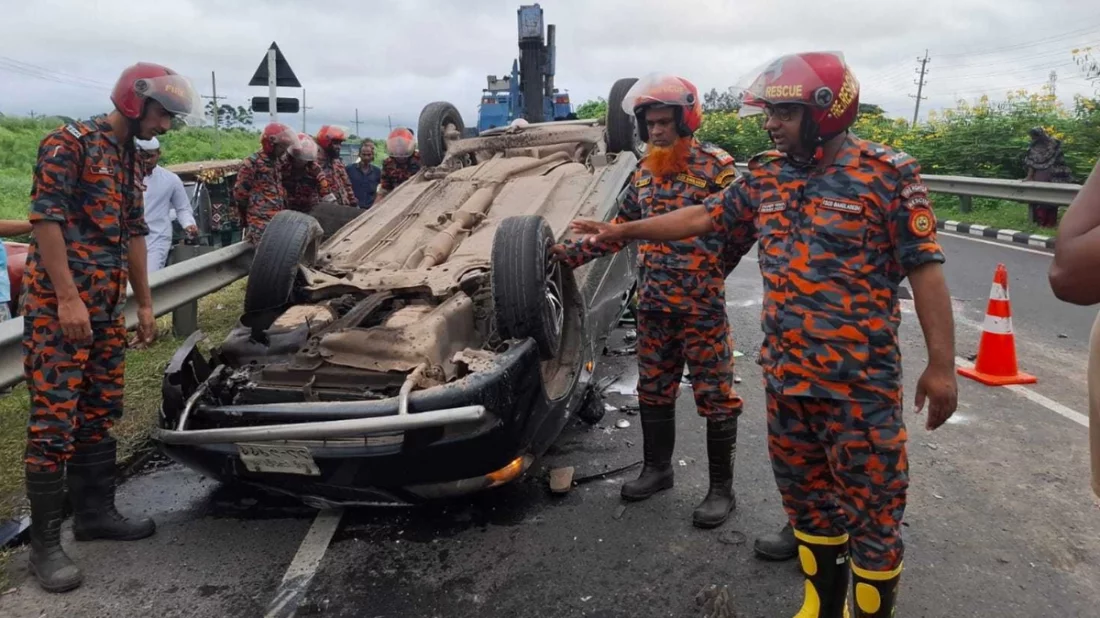ঢাকা-মাওয়া এক্সপ্রেসওয়েতে উল্টে গেল প্রাইভেটকার, নিহত ৩