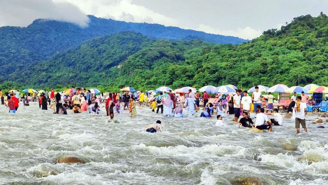 সিলেটের সাদাপাথরে ফিরছেন পর্যটক