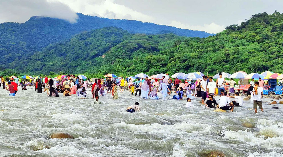 সিলেটের সাদাপাথরে ফিরছেন পর্যটক